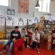 Equipe des élèves ayant installé l'expo au CDI